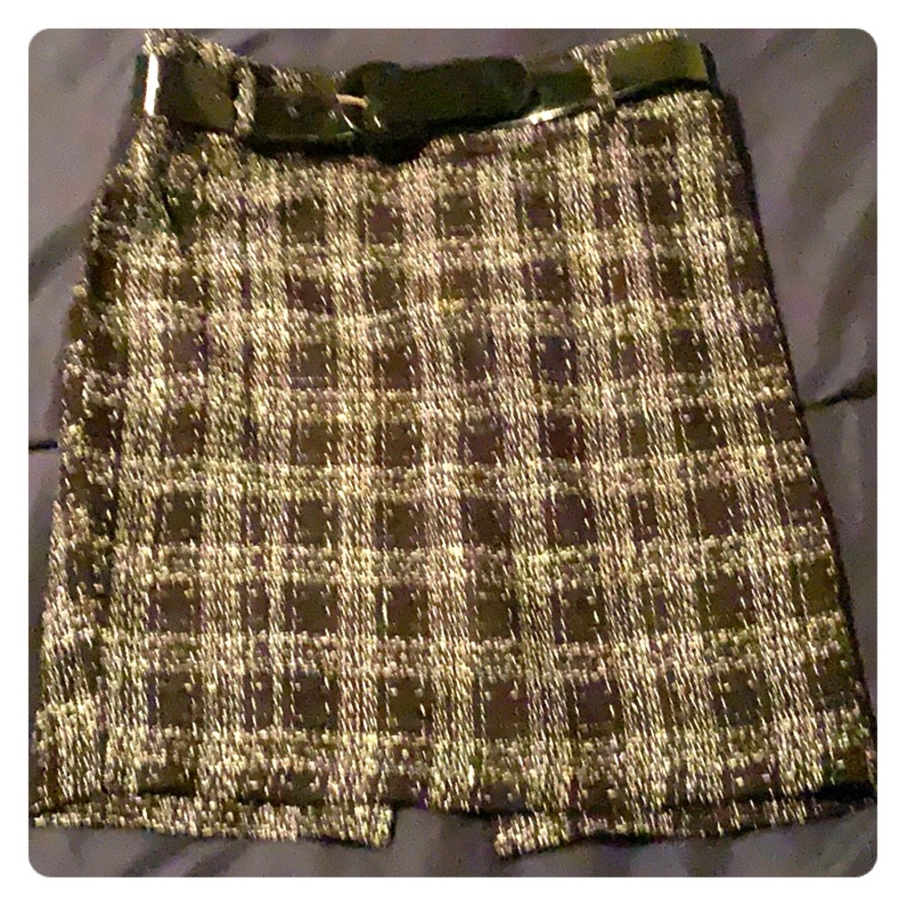 Black and white mini skirt with black belt